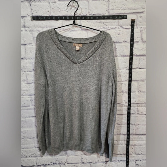 White Stag gray v-neck sweater with textured neckline Size XLarge - Picture 1 of 4